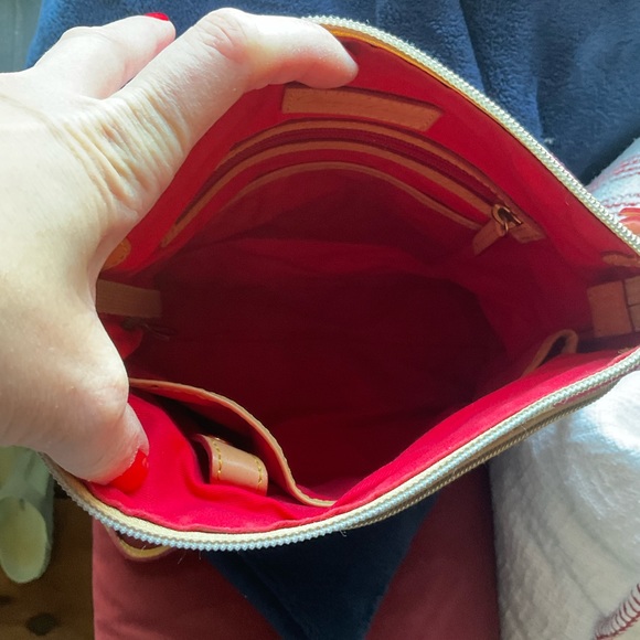 Used Dooney and Bourke crossbody. Chevron print, pint and white - Picture 5 of 5